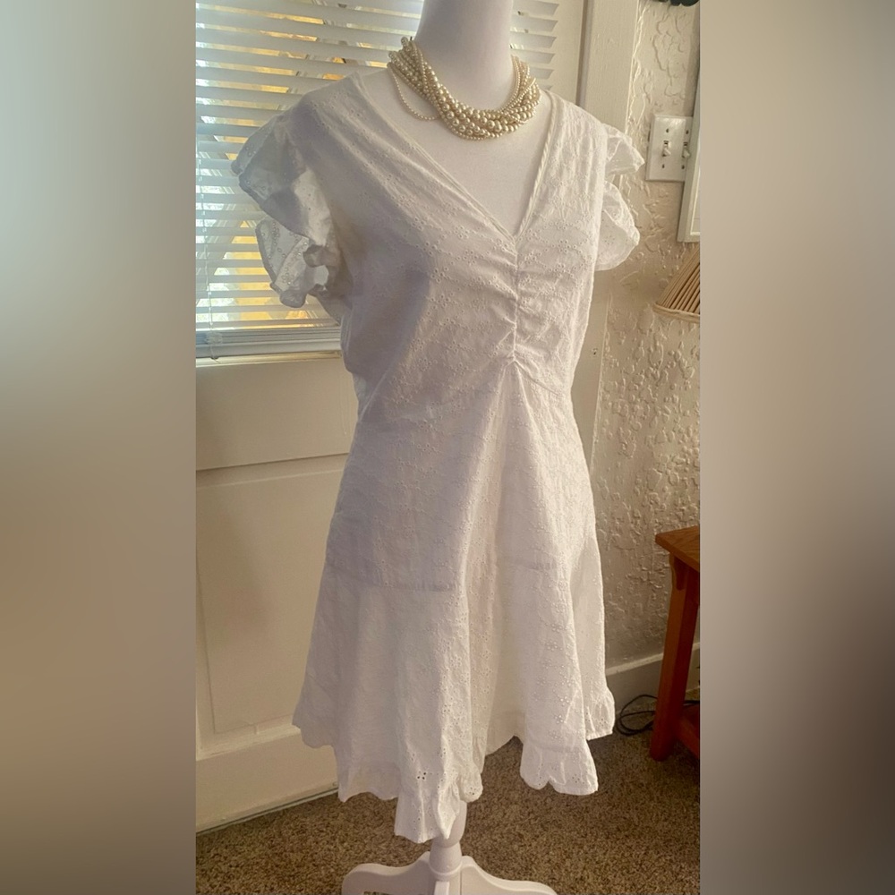Elegant White Ruffle Sleeve Dress 🌺